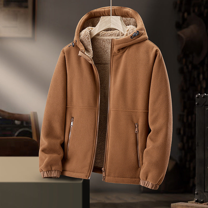 Gros plan sur la texture chaude et confortable de cette veste polaire homme à capuche, idéale pour l'hiver.