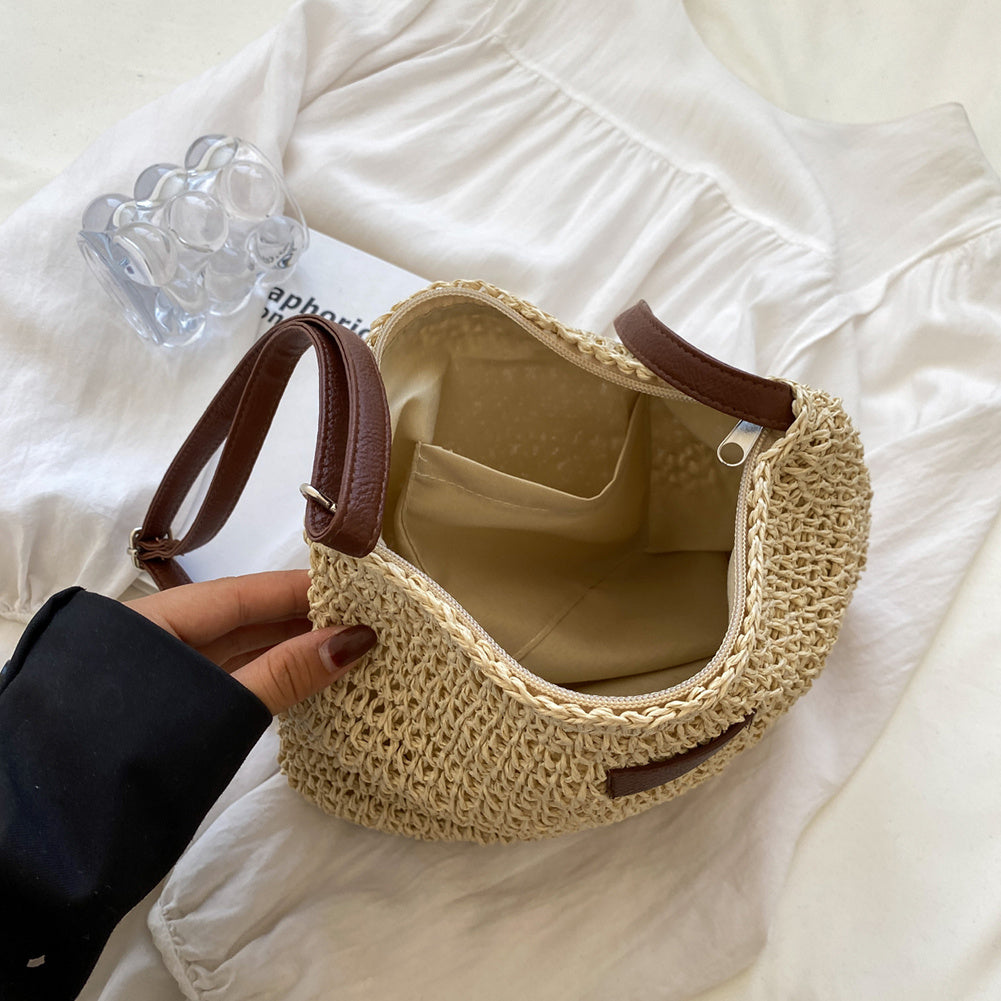 Sac bandoulière paille pour femme, tressage artisanal, avec détails en cuir végan.
