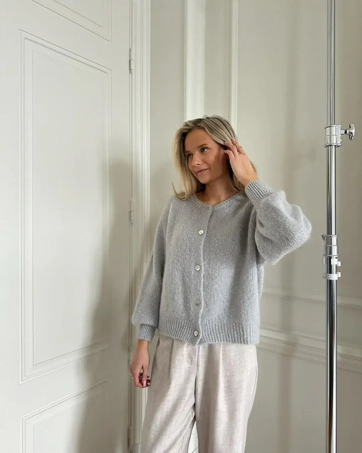 Gilet cardigan femme Addilyn. Pièce mode hivernale, élégante et ultra-confortable en maille douce.