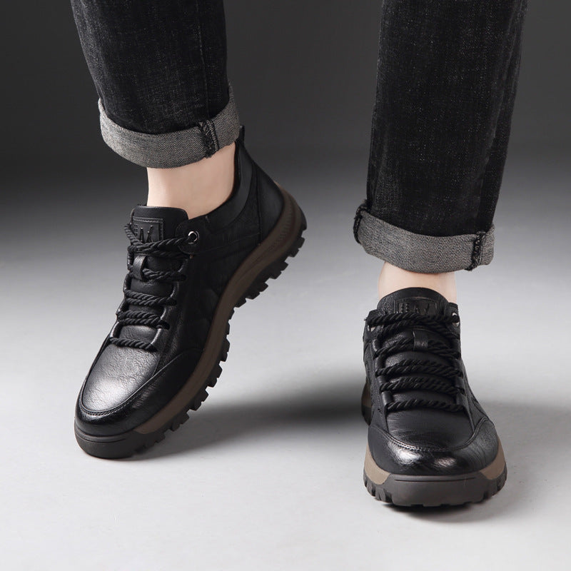 Chaussures orthopédiques hommes, conçues pour un soutien ergonomique et un confort optimal durant la marche.