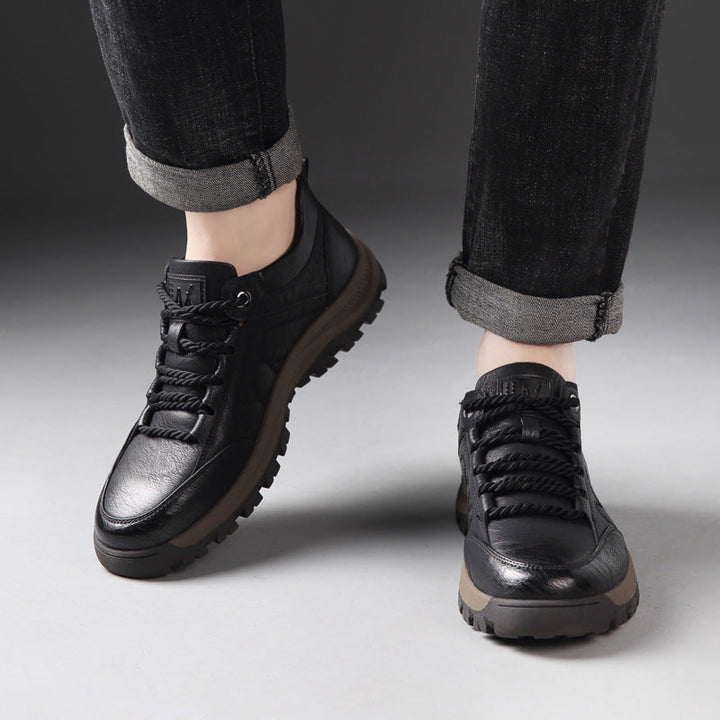 Chaussures orthopédiques hommes, conçues pour un soutien ergonomique et un confort optimal durant la marche.