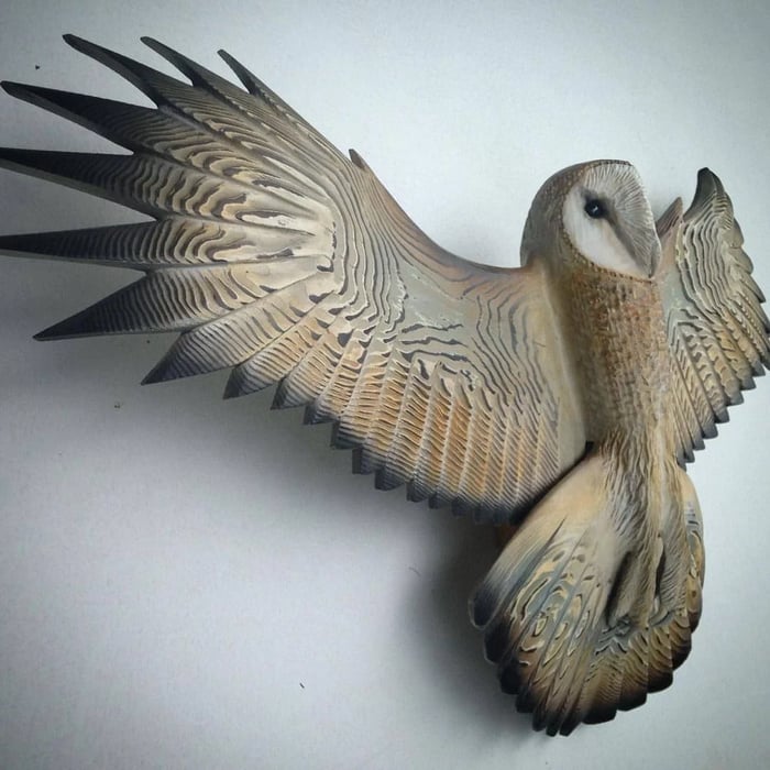 Sculpture murale hibou en bois, pièce unique artisanale, symbolisant sagesse et connexion avec la nature.