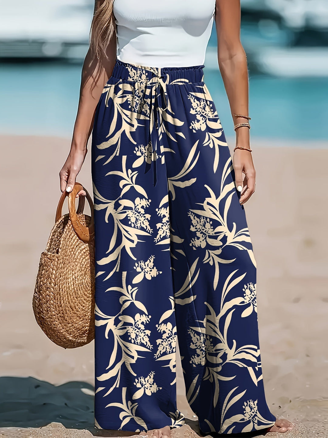 Pantalon large femme élégant, motif floral chic, fluide et confortable pour un look de printemps/été.
