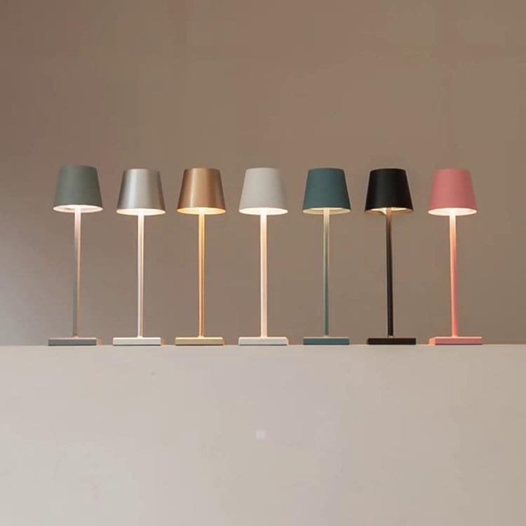 Lampe de table LED rechargeable, étanche, design minimaliste, sans fil, pour éclairage intérieur/extérieur.