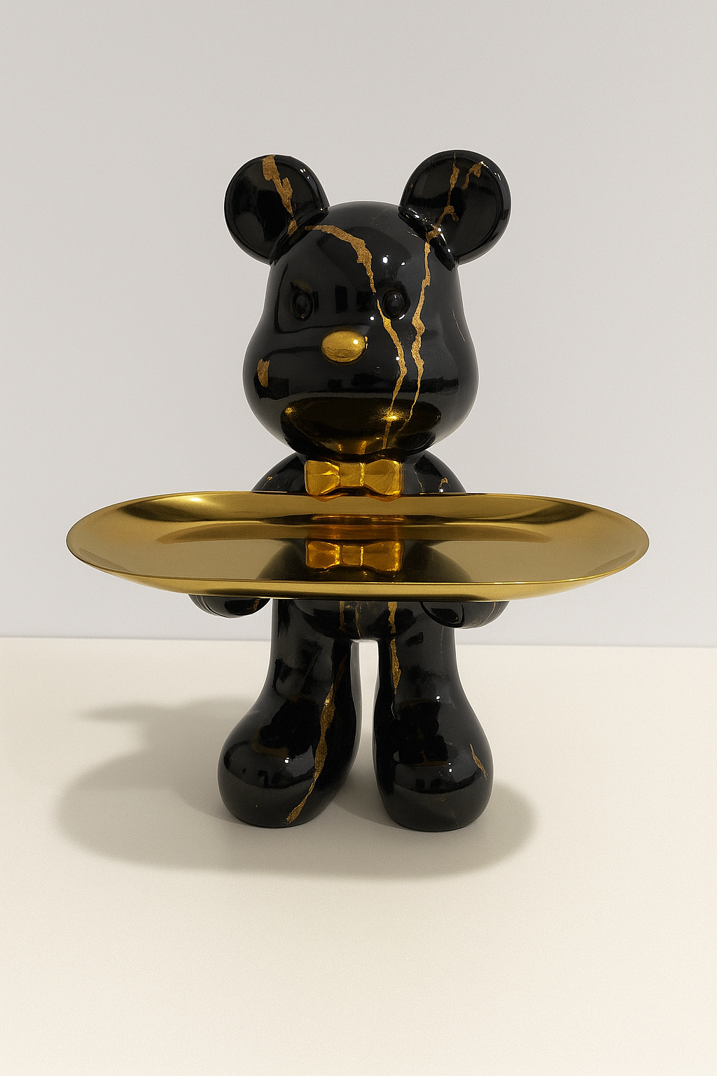 Décoration d'intérieur: figurine d'ours en résine tenant un plateau pratique pour un rangement discret.
