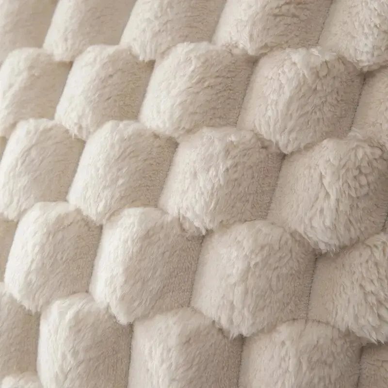 Housse de coussin grise en peluche douce pour une décoration maison moderne et confortable en chambre.