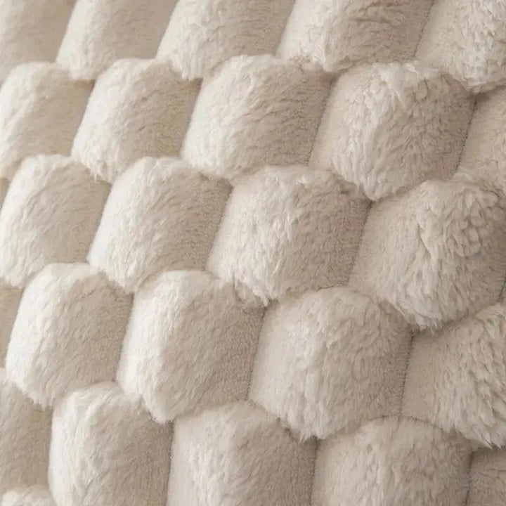 Housse de coussin grise en peluche douce pour une décoration maison moderne et confortable en chambre.
