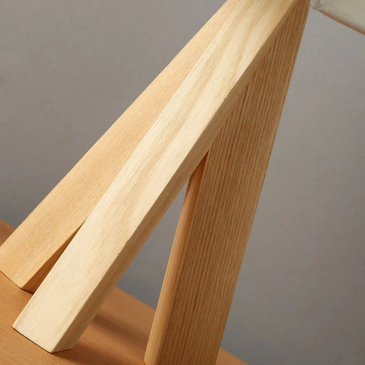 Lampe de table LED en bois pour une ambiance moderne et chaleureuse. Idéale comme lampe de chevet ou éclairage de salon.