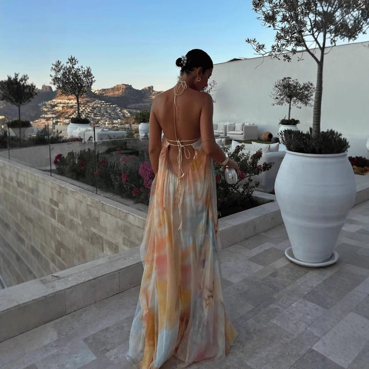 Robe longue imprimée femme, col halter et dos nu. Mode été chic, parfaite pour une tenue de vacances fluide.