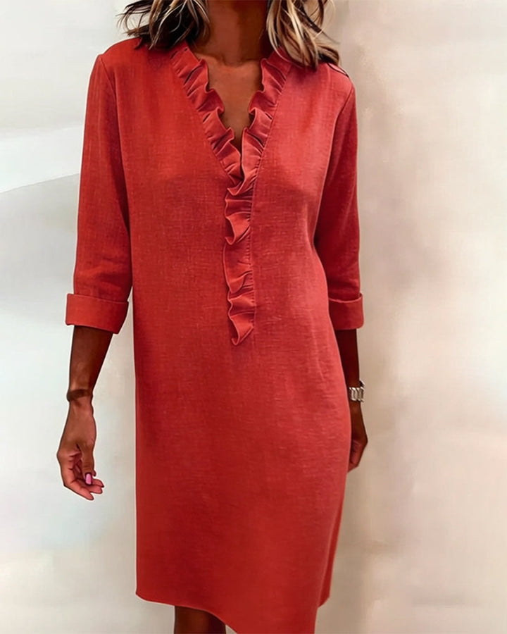 Robe femme estivale coupe droite, col V, volants pour un style décontracté et élégant.