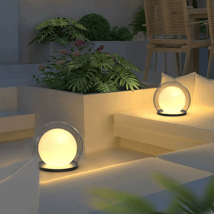 Éclairage extérieur LED illuminant le jardin la nuit. Lampe moderne créant une ambiance chaleureuse.