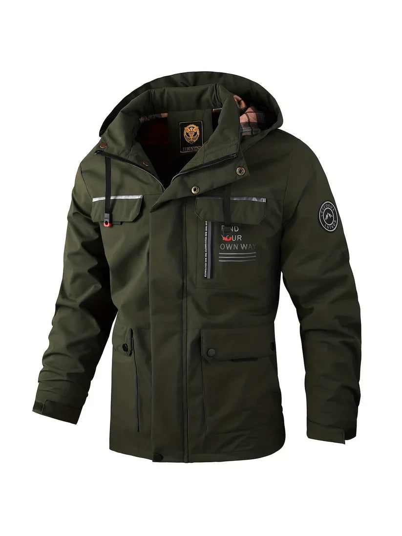 Veste d'hiver homme avec poches cargo et fermeture éclair robuste, offrant chaleur et protection coupe-vent. Pratique.