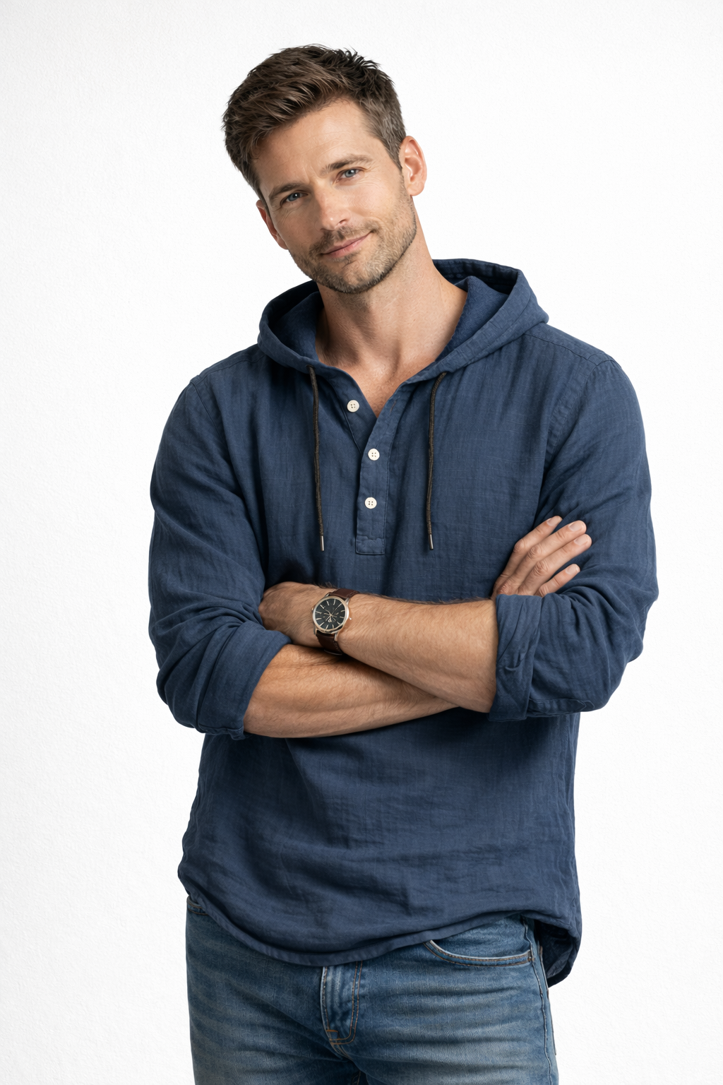 Chemise décontractée à capuche pour homme, incarnant un style moderne et confortable.
