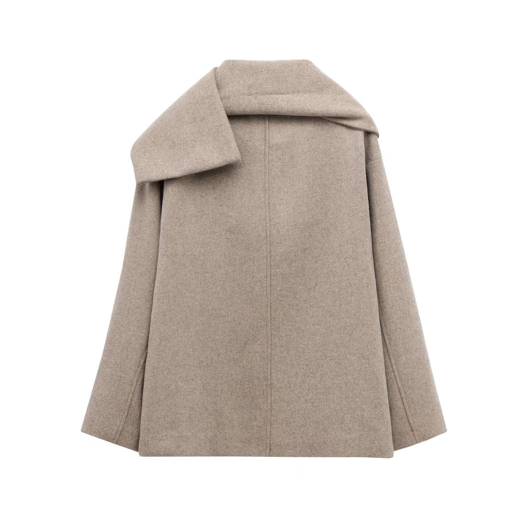 Veste femme noire élégante, style français avec col enveloppant. Parfait pour un look hivernal chic.