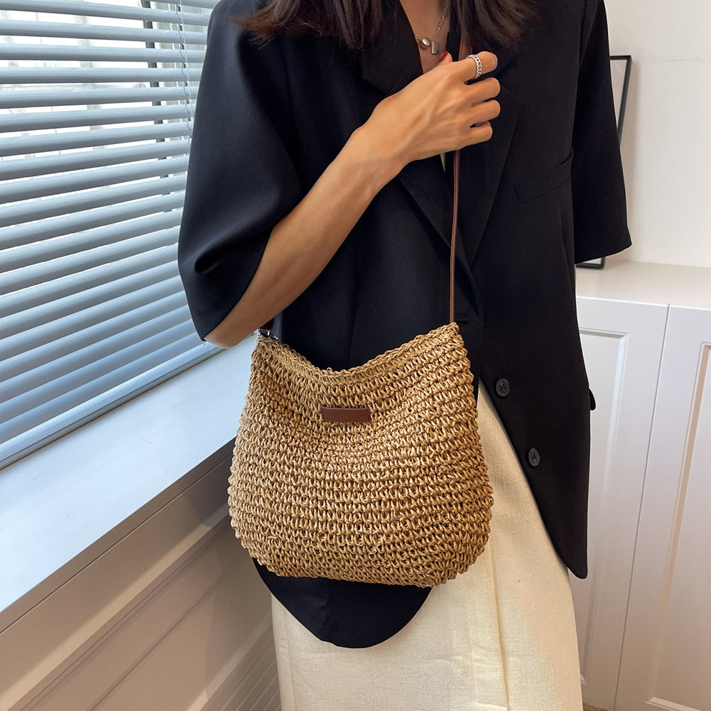 Sac à bandoulière en paille naturelle, design moderne et élégant pour la femme chic.