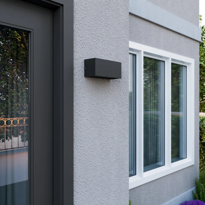 Applique murale LED design géométrique anthracite, éclairage haut/bas pour balcon moderne.