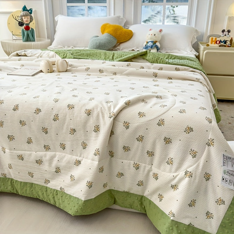 Couette d'été florale légère et respirante en polyester doux pour un sommeil frais et confortable.