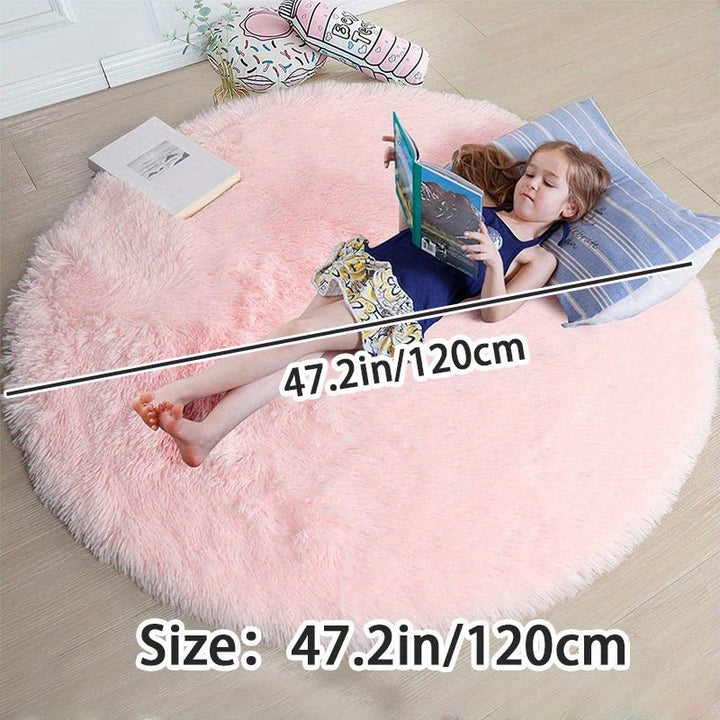 Tapis rond Clouda gris, très doux et agréable au toucher, parfait pour le confort.