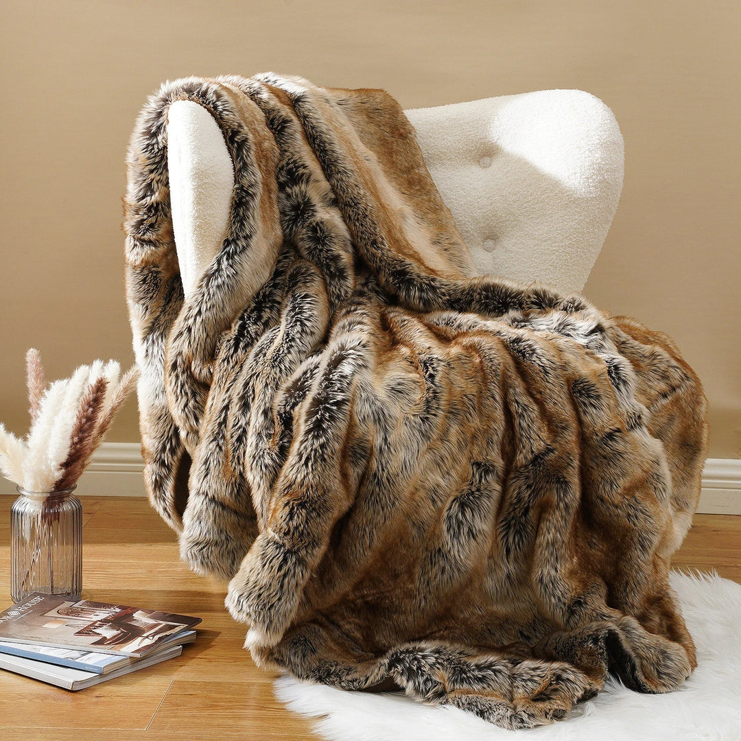 Jeté de lit en fausse fourrure blanche, apporte confort et touche décorative à votre chambre douillette.