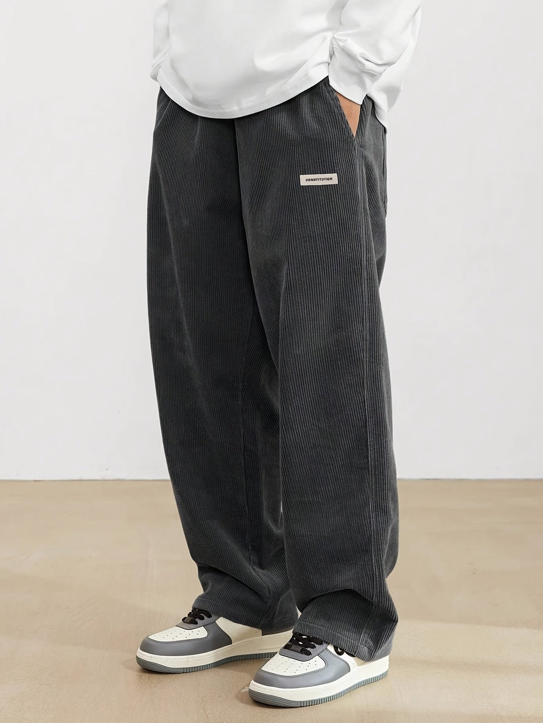 Pantalon streetwear homme à jambes larges, taille élastique, parfait pour un look décontracté.