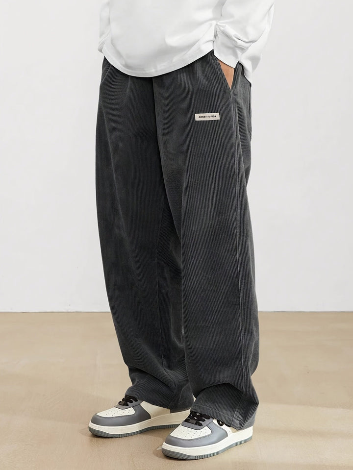 Pantalon streetwear homme à jambes larges, taille élastique, parfait pour un look décontracté.
