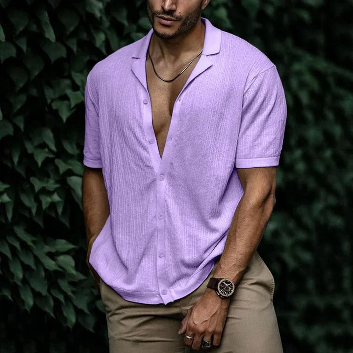 Chemise estivale fluide pour homme, style casual élégant et respirant.