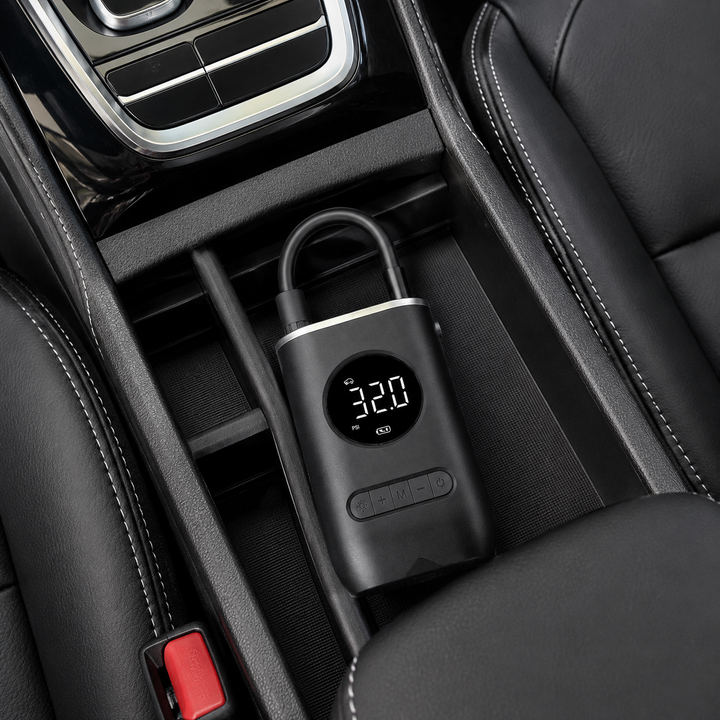 Outil véhicule : gonfleur électrique portable AirPump 150 PSI. Réparation rapide pneus voiture, vélo, moto.