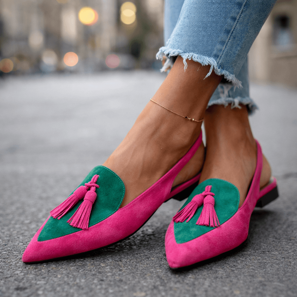 Paire de mules femme bicolores avec pompons, pour un look chic, tendance et un confort optimal.