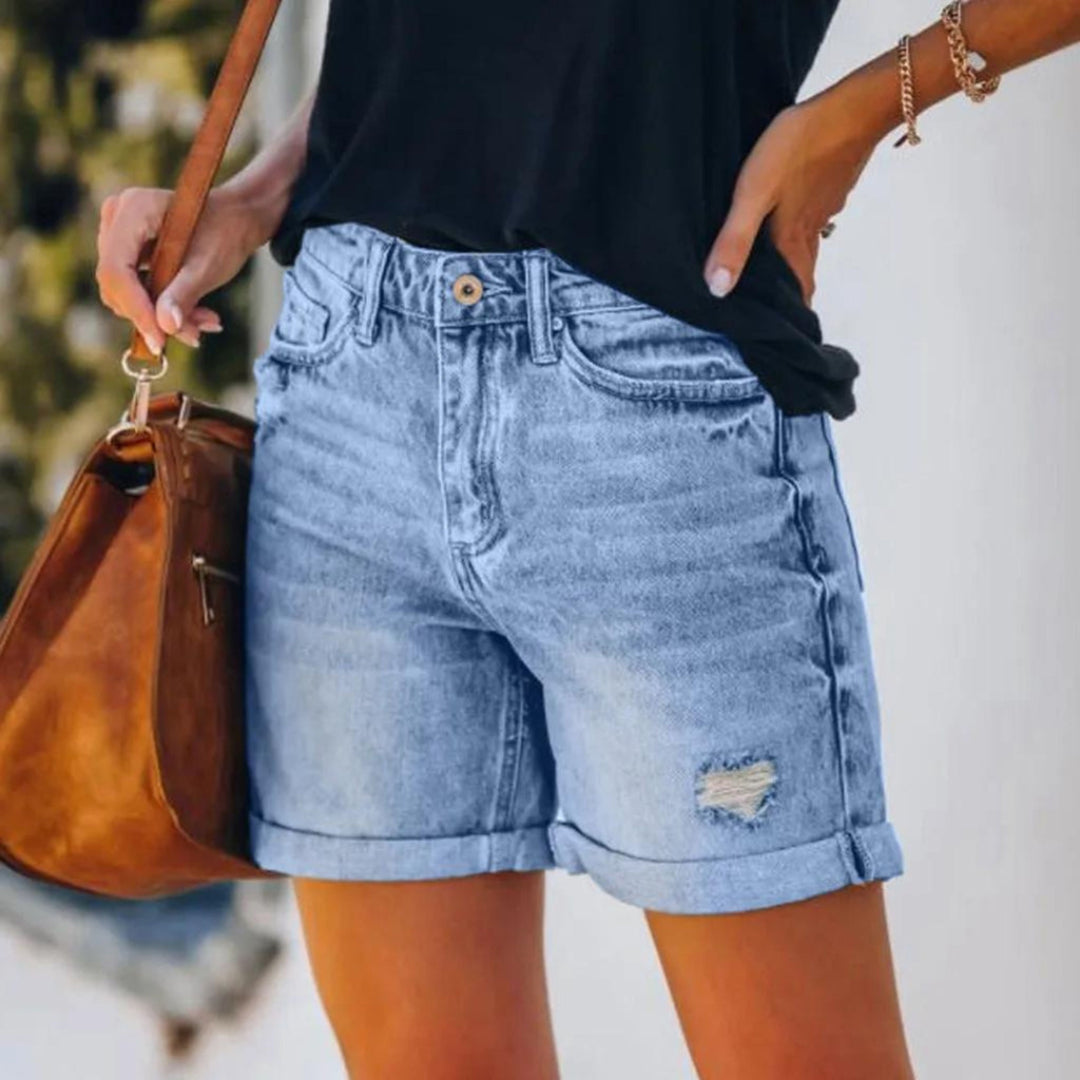 Short femme mode taille haute, parfait pour un look d'été décontracté et confortable. Essentiel estival.