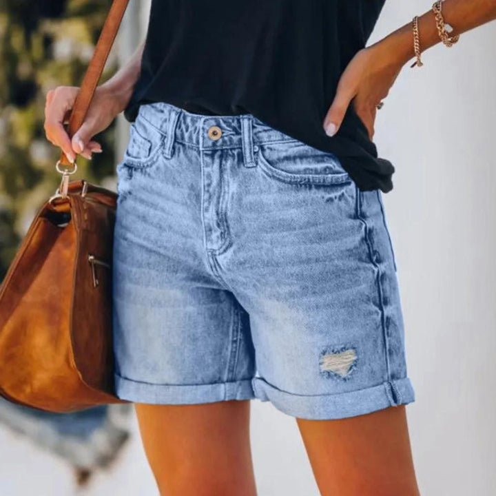 Short femme mode taille haute, parfait pour un look d'été décontracté et confortable. Essentiel estival.