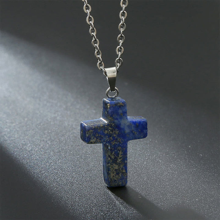 Collier croix jade, élégant bijou femme, apporte prospérité et protection.