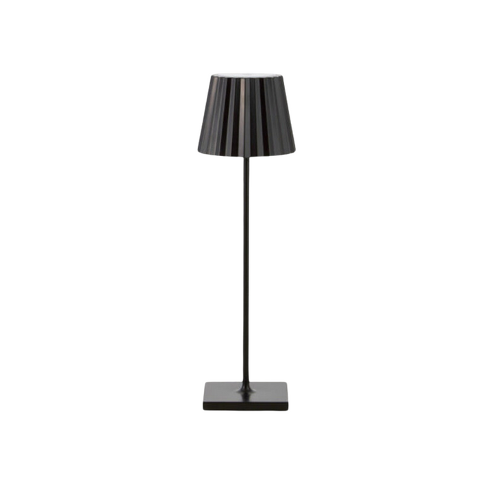 Lampe de chevet LED rechargeable LumiPort sur une table de nuit, offrant une lumière douce et réglable pour la chambre.