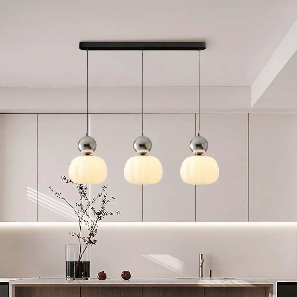 Design intérieur avec suspension plafond Art Déco crème, éclairage élégant.