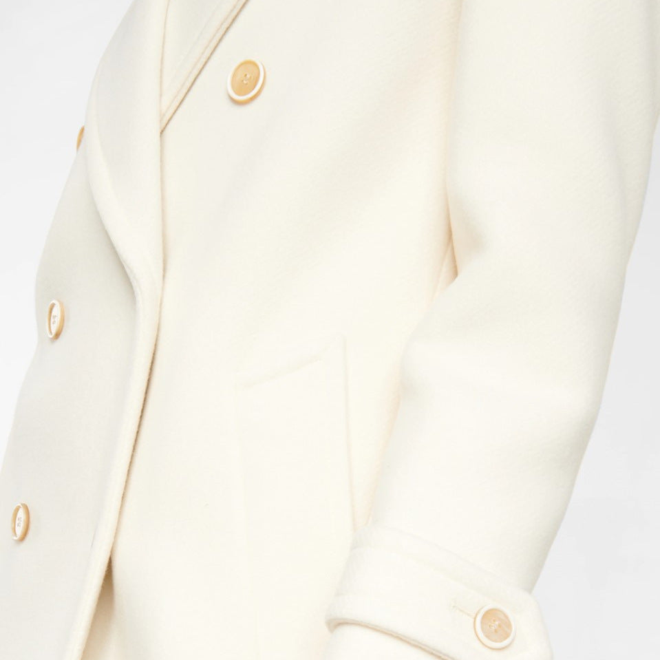 Manteau long croisé pour femme. Coupe élégante et moderne, parfaite pour la mode hivernale chic et le confort.