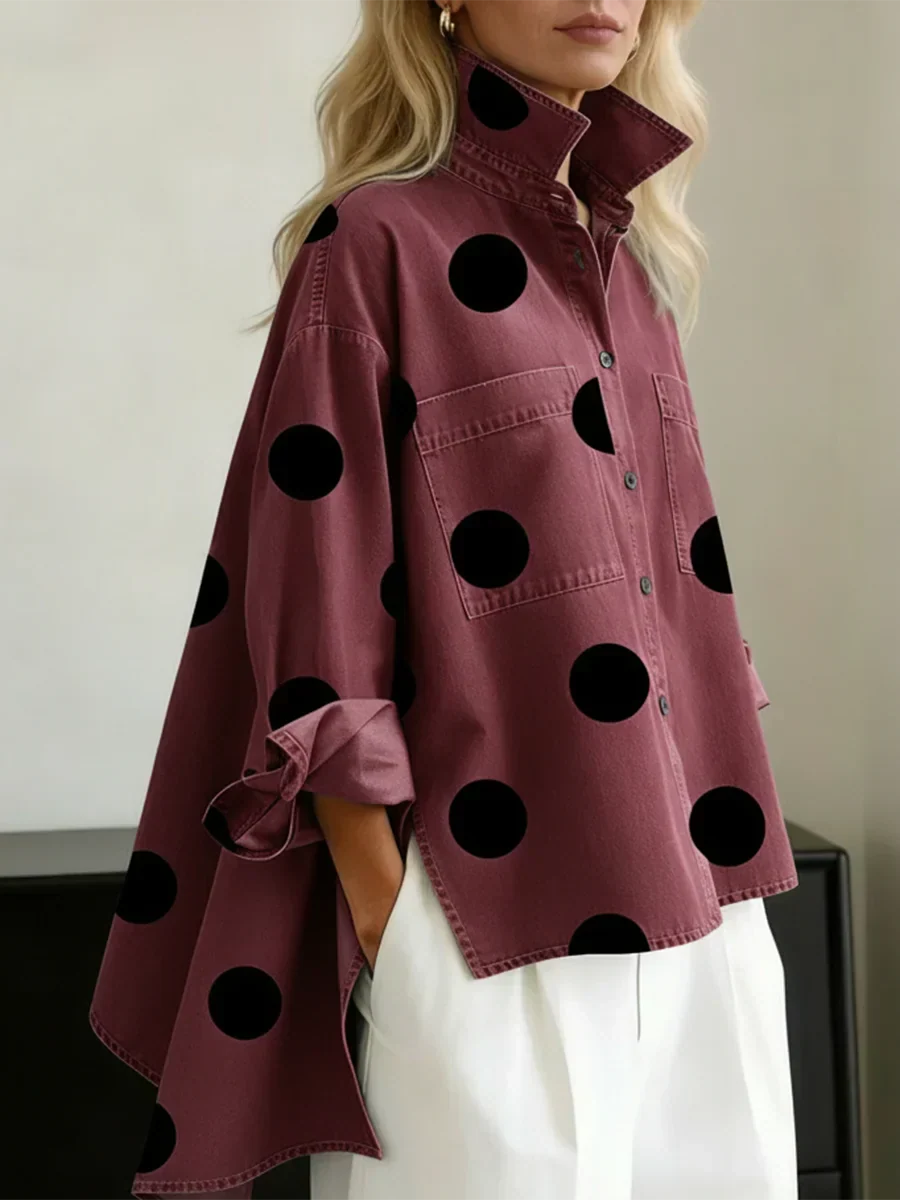Mode femme: Haut oversize à pois artistiques noirs, col structuré. Chic et moderne pour une tenue élégante.