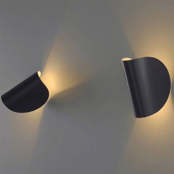Applique murale LED au design épuré. Éclairage moderne et coloré pour une décoration intérieure élégante.