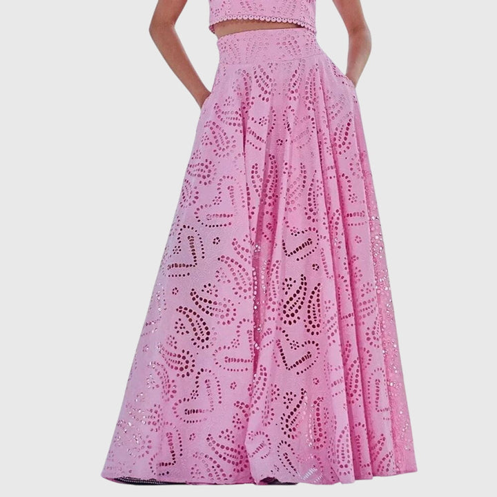 Mode femme : ensemble deux pièces élégant, haut court et jupe longue pour un style estival décontracté et raffiné.