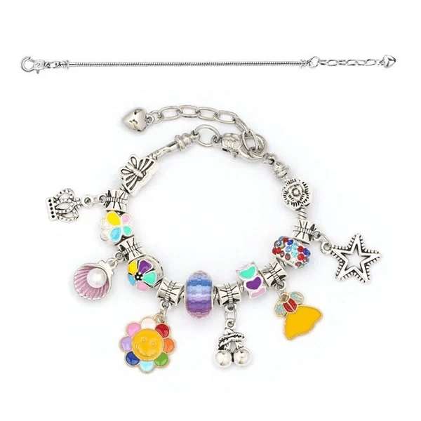 Gros plan sur les perles colorées, scintillantes et variées du kit DIY bijoux pour filles.