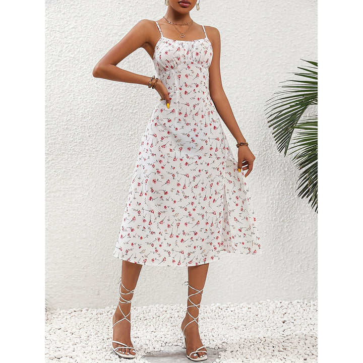 Vue d'ensemble d'une robe midi femme à pois, sans manches, fente latérale. Robe d'été élégante et décontractée.