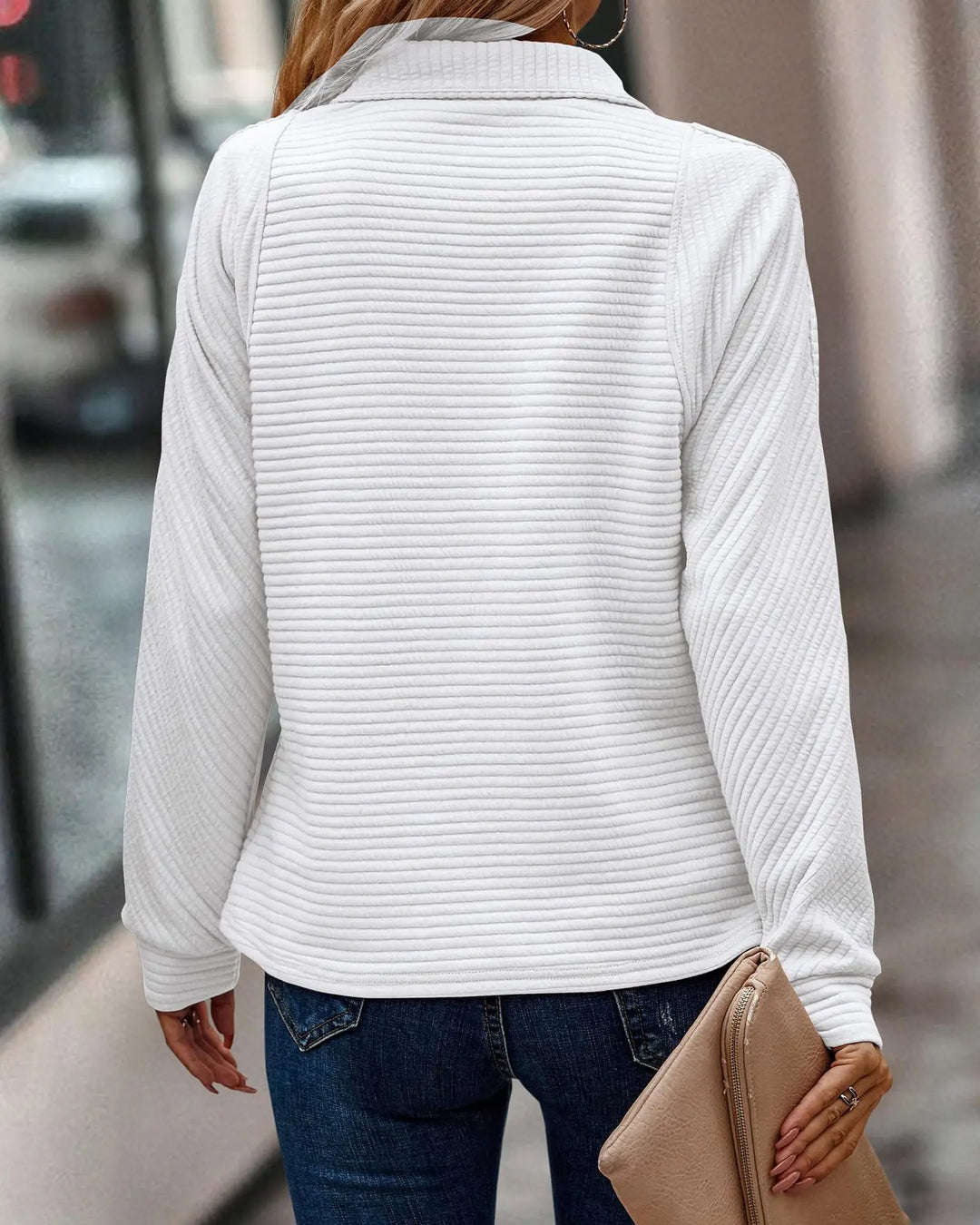 Élégant pull femme à col montant zippé, doux et confortable, parfait pour la mode féminine.