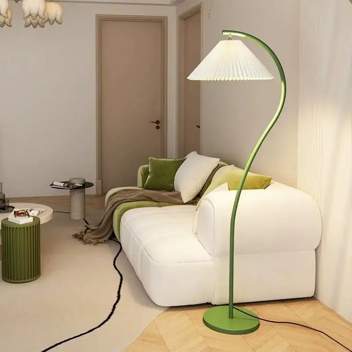 Lampe sur pied LED moderne pour salon, offrant un éclairage intérieur réglable et une ambiance chaleureuse.
