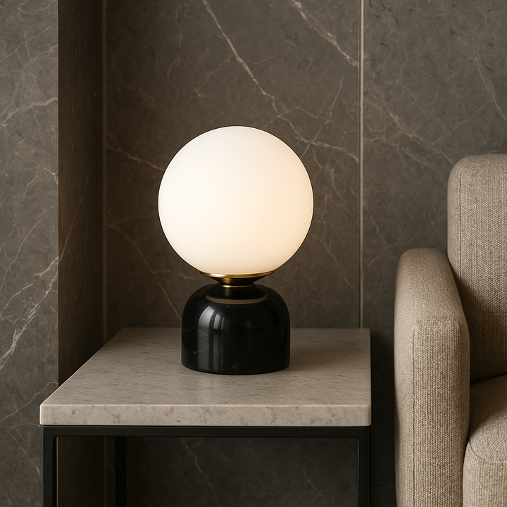 Lampe de table décorative scandinave, design épuré en verre, parfait pour intérieur moderne.