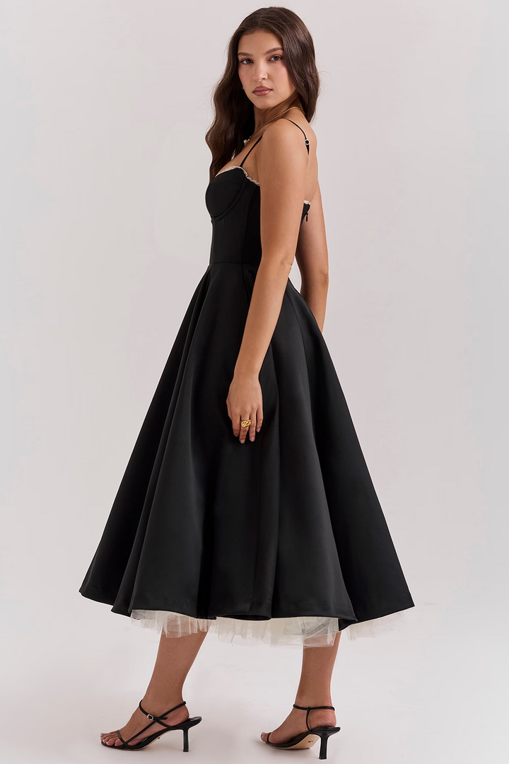 Sublime robe féminine Sophia, style glamour et élégant, parfaite pour une occasion spéciale.