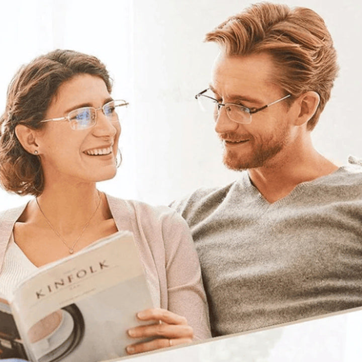 Lunettes anti-lumière bleue et UV, multifocales, assurent confort visuel optimal pour la lecture prolongée.