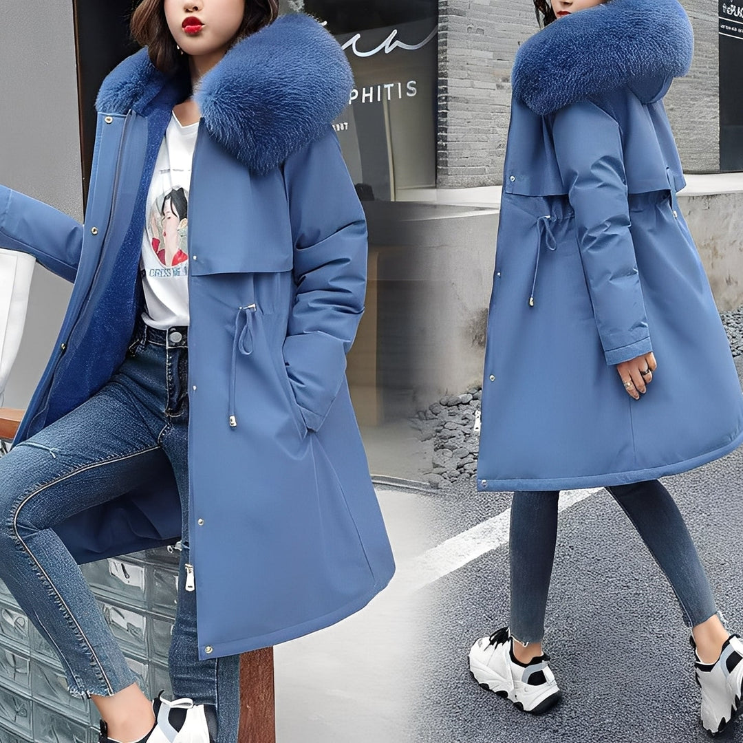 Veste doudoune femme Evette avec capuche, style élégant. Idéale pour l'hiver, disponible en vert, bleu, rouge.