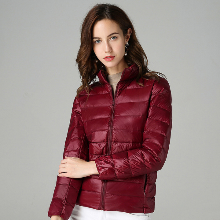 Veste de voyage femme ultra-légère, imperméable et coupe-vent, indispensable pour l'aventure.