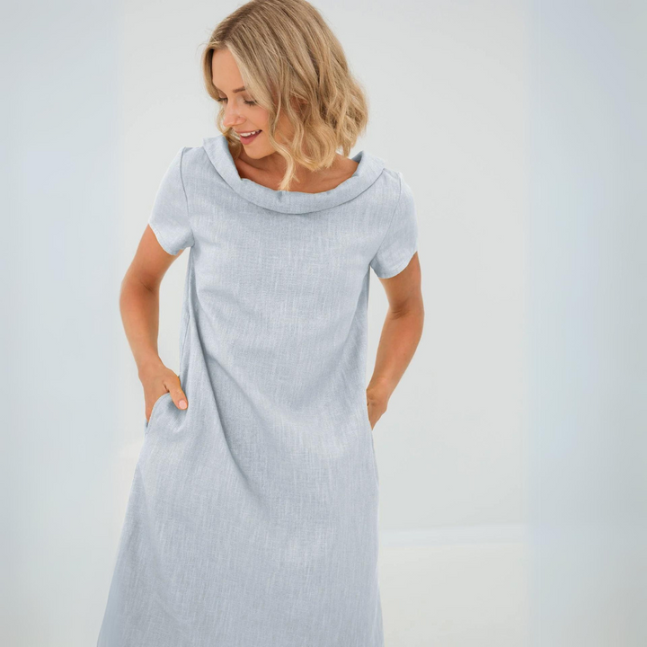 Élégante robe d'été décontractée pour femme avec poches, style estival moderne et très confortable.