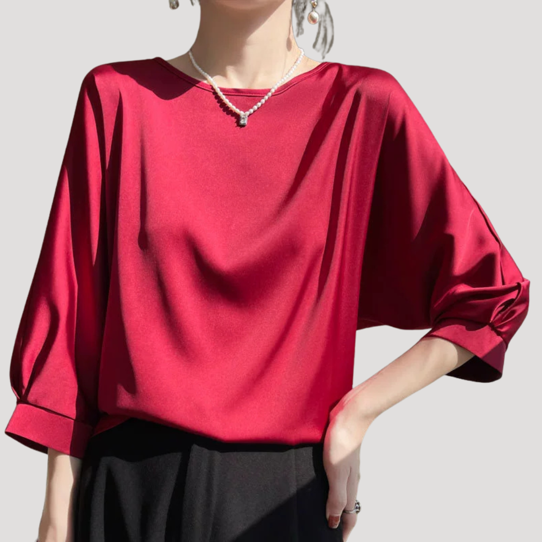 Blouse femme mode, manches 3/4, col rond. Un top élégant et intemporel, parfait pour un look chic.