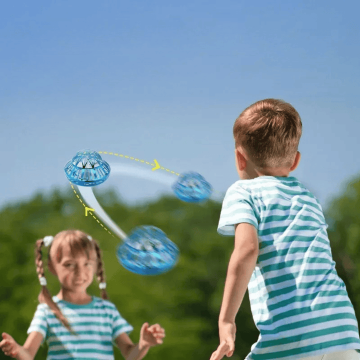 Balle volante lumineuse LED pour enfant, jouet anti-stress et rechargeable pour jeu intérieur/extérieur.