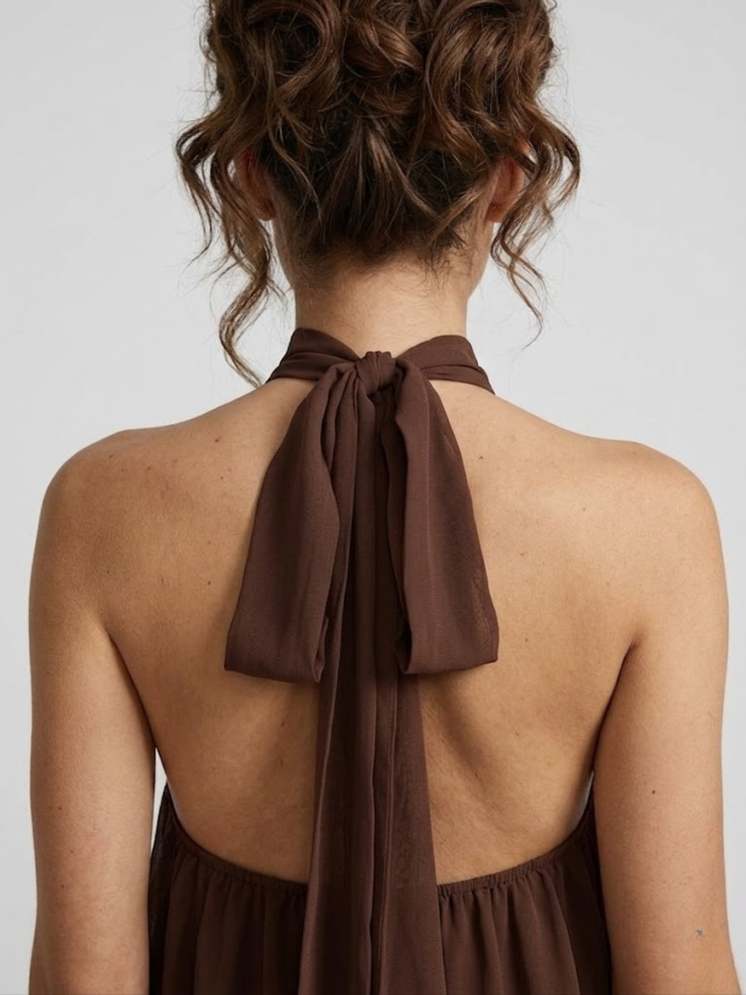 Robe courte dos nu, col halter, volants, idéale pour un look frais et tendance en été. Style décontracté.
